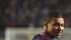 El jugador del París Saint Germain Neymar Jr celebra tras anotar un gol hoy al Amiens en los cuartos de final de la Copa de la Liga Francesa. (Foto: EFE/CHRISTOPHE PETIT TESSON)