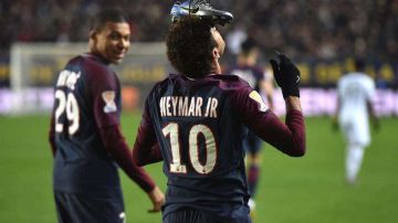 El jugador del París Saint Germain Neymar Jr celebra tras anotar un gol hoy al Amiens en los cuartos de final de la Copa de la Liga Francesa. (Foto: EFE/CHRISTOPHE PETIT TESSON)