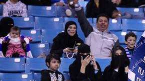 La fiesta de las mujeres saudís en el estadio. EFE