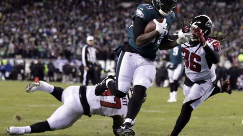 Eagles se imponen 15-10 a Falcons