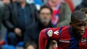 Jefferson Lerma (izq.) disputa un balón con Iago Aspas. EFE