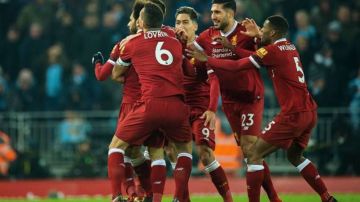 Jugadores del Liverpool festejan el gol de Mohamed Salah ante el Manchester City en Anfield. (Foto: EFE/EPA/PETER POWELL)