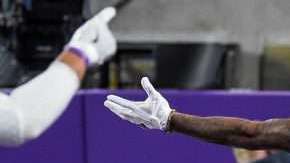 El receptor de los Minnesota Vikings Stefon Diggs celebra su anotación frente a New Orleans Saints. (Foto: EFE/EPA/CRAIG LASSIG)