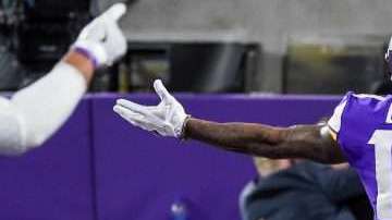El receptor de los Minnesota Vikings Stefon Diggs celebra su anotación frente a New Orleans Saints. (Foto: EFE/EPA/CRAIG LASSIG)