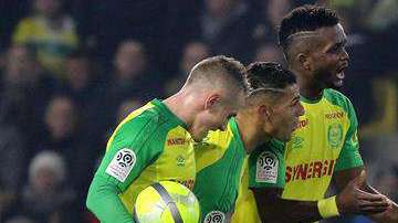 El árbitro Tony Chapron muestra la tarjeta roja al brasileño Diego Carlos durante el partido de liga disputado entre el Nantes y el París Saint Germain. (Foo: EFE/ Eddy Lemaistre)