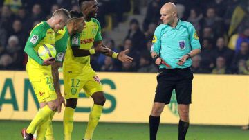 El árbitro Tony Chapron muestra la tarjeta roja al brasileño Diego Carlos durante el partido de liga disputado entre el Nantes y el París Saint Germain. (Foo: EFE/ Eddy Lemaistre)