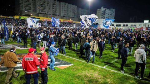 Seguidores de FC Porto en el campo del estadio Antonio Coimbra da Mota cuya tribuna corría el riesgo de colapsar. (Foto: EFE/MARIO CRUZ)