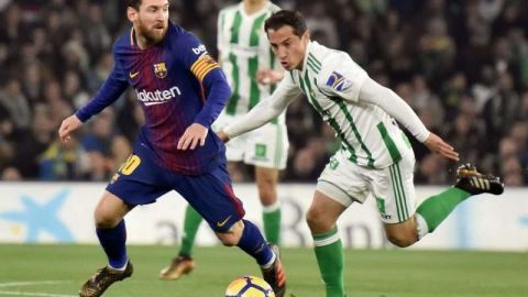 El mexicano Andrés Guardado no pudo con Lionel Messi en la goleada del Barcelona al Betis. Foto: EFE/Raúl Caro.