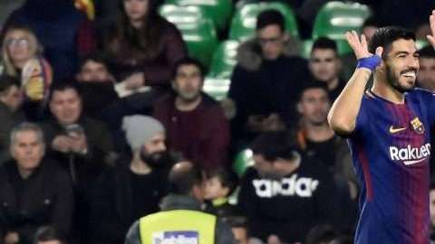 Los jugadores del FC Barcelona, el uruguayo Luis Suárez y el argentino Lionel Messi celebran el triunfo sobre el Betis. (Foto: EFE/Raúl Caro)