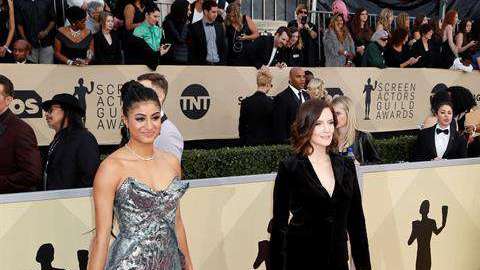 Las estrellas brillaron a su paso por la alfombra.
