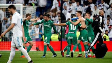 Los jugadores del Leganés celebran su pase a las semifinales de la Copa del Rey tras derrotar al Real Madrid. (Foto: EFE /Juanjo Martín)