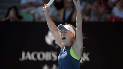 La danesa Caroline Wozniacki celebra su victoria ante la belga Elise Mertens en el Abierto de Australia 2018. (Foto: EFE/TRACEY NEARMY)