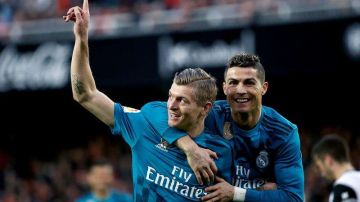 Cristiano Ronaldo y Toni Kroos celebran uno de los goles del Real Madrid