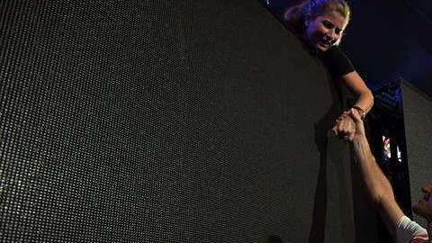 El suizo Roger Federer agradece a su esposa Mirka tras ganar el título del Abierto de Australia. (Foto: EFE/EPA/TRACEY NEARMY)