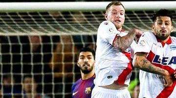 El delantero argentino del Barcelona Lionel Messi supera la barrera del Alavés para el gol del triunfo. (Foto: EFE/ Enric Fontcuberta)