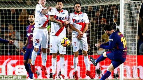 El delantero argentino del Barcelona Lionel Messi supera la barrera del Alavés para el gol del triunfo. (Foto: EFE/ Enric Fontcuberta)