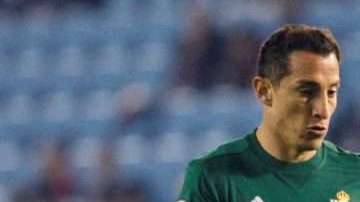 El mexicano Andrés Guardado del Betis disputa un balón con el serbio del Celta Nemanja Radoja. (Foto: EFE / Salvador Sas)