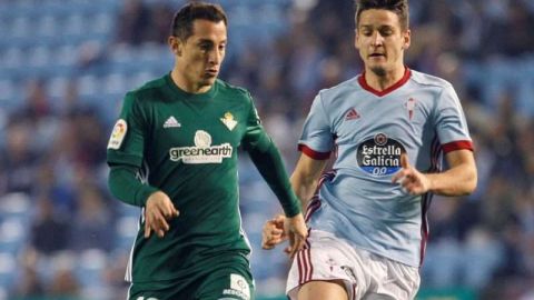 El mexicano Andrés Guardado del Betis disputa un balón con el serbio del Celta Nemanja Radoja. (Foto: EFE / Salvador Sas)