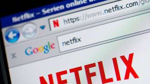 Netflix-Logo auf Computermonitor