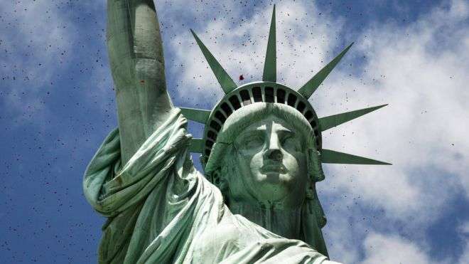 Los focos de la antorcha, corona y pedestal de la Estatua de la Libertad continuarán encendidos.