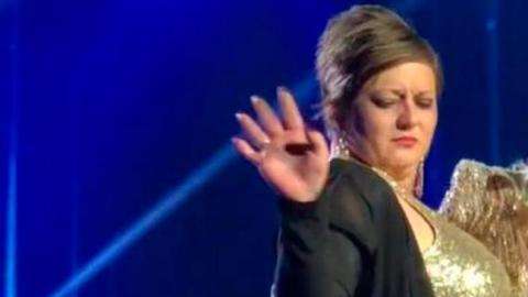 La mujer parecía llevar unas copas de más.