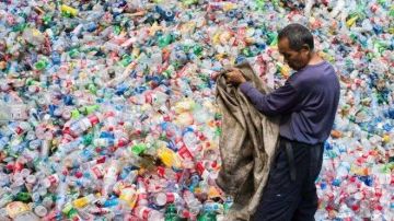 China es el principal importador global de muchos tipos de materiales de reciclado, incluidos plástico, papel y metales.