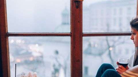 Si ya tienes ansiedad o tristeza, beber puede empeorar esos sentimientos, dice el NHS.