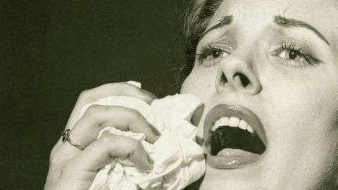 Los estornudos crean nubes de saliva y gas que pueden transportar gotitas infecciosas.