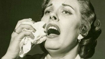 Los estornudos crean nubes de saliva y gas que pueden transportar gotitas infecciosas.