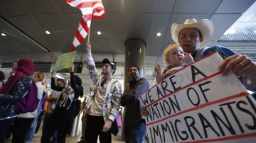 Abogados, manifestantes y activistas inundaron el LAX en febrero de 2017 para apoyar a refugiados.