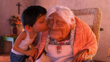 Miguel Rivera, protagonista de "Coco", con su bisabuelita.
