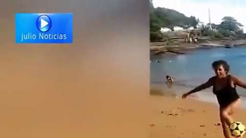 La abuelita demostró sus habilidades con el balón