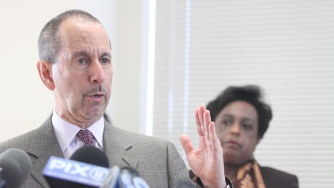 Comissionado de ACS, David Hansell anuncia el nuevo protocolo para ayudar a identificar casos de violencia domestica.
