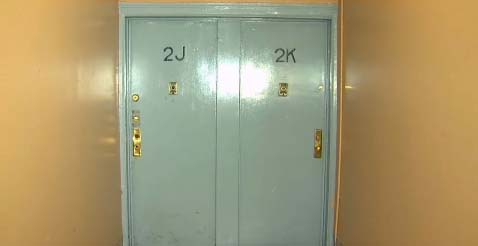 El apartamento ubica  en la avenida Kingsbridge.