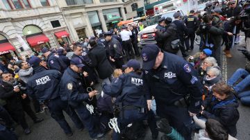 Arrestos en el bajo Manhattan luego que el inmigrante Ravi Rabgir fuera sacado en ambulancia del 26 Federal Plaza.