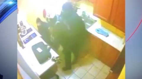 Las imágenes fueron captadas por una cámara de seguridad.