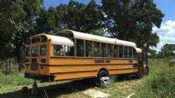 Un autobús escolar reconvertido es el hogar de algunas personas que no se conforman con una casa normal.