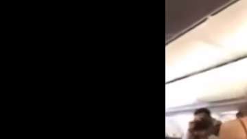 Azafatas en lencería modelaron para futbolistas de Vietnam en pleno vuelo