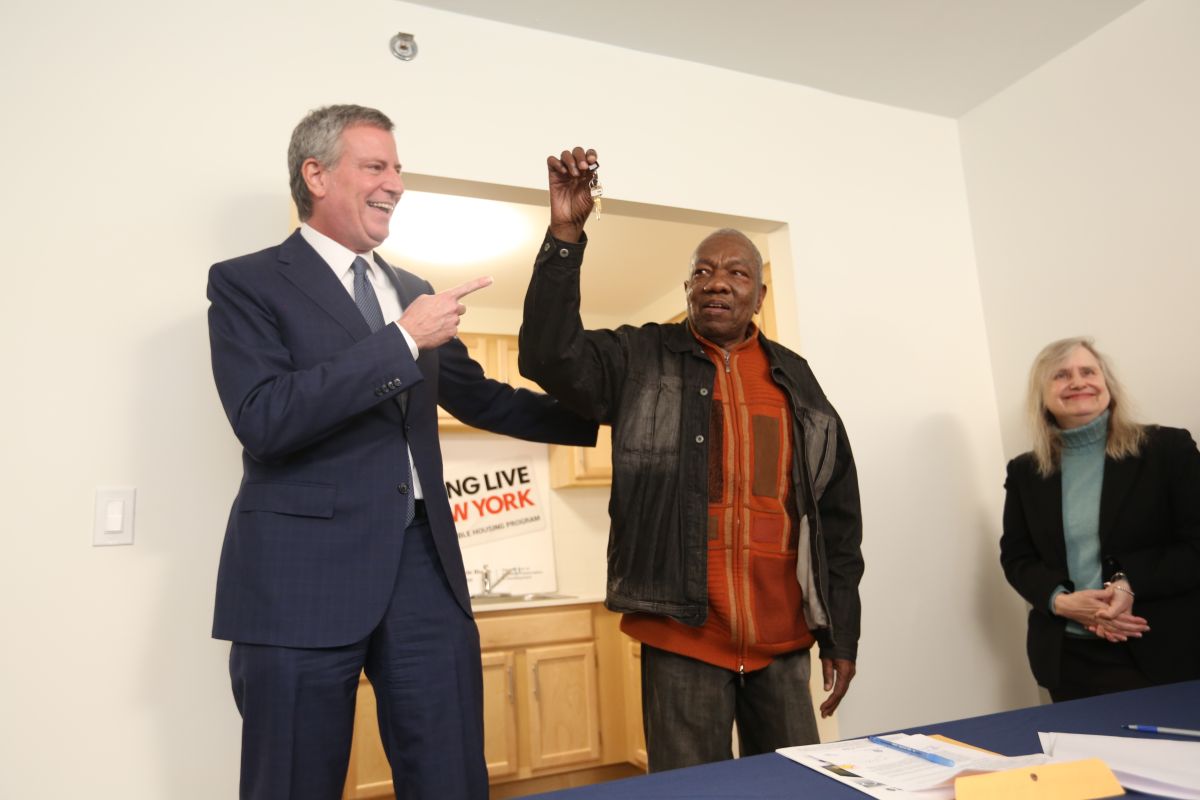 Alcalde Bill de Blasio le da las llaves del departamento a inquilino Jasper Hurst de 79 años en Brooklyn