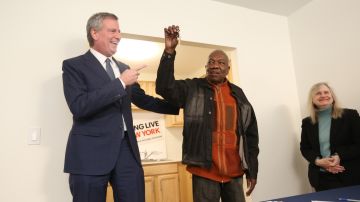 Alcalde Bill de Blasio le da las llaves del departamento a inquilino Jasper Hurst de 79 años en Brooklyn