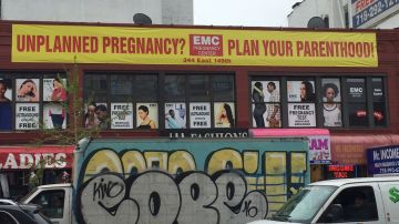 Este Centro de Crisis de Embarazo ubicado en El Bronx utiliza un cartel muy llamativo para captar la atención de las  mujeres que buscan consejos sobre embarazo y abortos.
