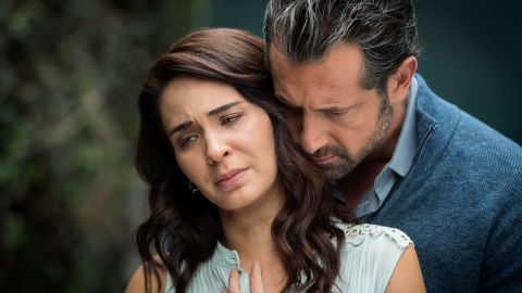 Gabriel Soto y Adriana Louvier en la telenovela "Caer en tentación"