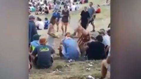 Las chicas golpearon a su agresor, sin que nadie hiciera nada.