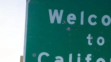 Se han reportado varias vallas con este tipo de mensajes racistas