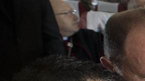 El Papa casó a dos tripulantes del Airbus en el vuelo que lo llevó a Iquique.