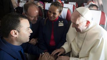 El Papa casó a dos tripulantes del Airbus en el vuelo que lo llevó a Iquique.