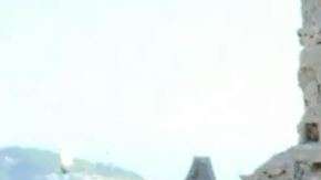 Se hace llamar "rey Marcio" y sobrevive con las limosnas que le dan los bañistas.