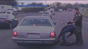 Increíble rescate de dos policías en medio del tráfico.