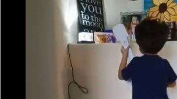 El pequeño canta con mucho sentimiento a su hermanita fallecida.