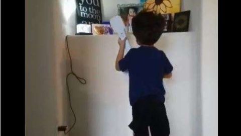 El pequeño canta con mucho sentimiento a su hermanita fallecida.